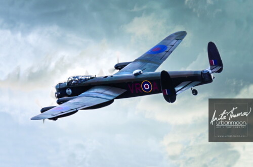Aviation photography - The Avro Lancaster Mk. X of the Canadian Warplane Heritage Museum in Hamilton, Ontario flies past. It is one of only two remaining flying Lancs.
© Anita Thomas - Urbanmoon. All Rights Reserved. avro lancaster
