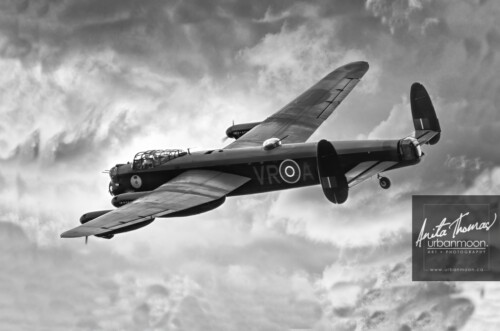 Aviation photography - The Avro Lancaster Mk. X of the Canadian Warplane Heritage Museum in Hamilton, Ontario flies past. It is one of only two remaining flying Lancs.
© Anita Thomas - Urbanmoon. All Rights Reserved. avro lancaster