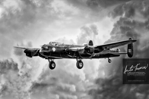 Aviation photography - The Avro Lancaster Mk. X of the Canadian Warplane Heritage Museum in Hamilton, Ontario flies past. It is one of only two remaining flying Lancs.
© Anita Thomas - Urbanmoon. All Rights Reserved. avro lancaster