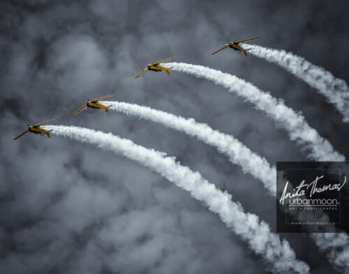 Aviation photography - Canadian Harvard Aerobatic Team (CHAT) perform at the Brantford Rotary airshow.
© Anita Thomas - Urbanmoon. All Rights Reserved. canadian harvard aerobatic team