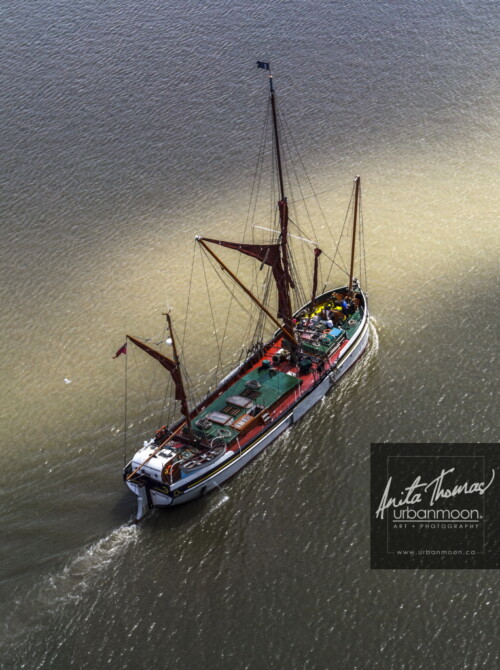 Urban photography - Aerial photography of boats on the Thames river, London, England
© Anita Thomas - Urbanmoon Photography. All Rights Reserved. boats on the thames river