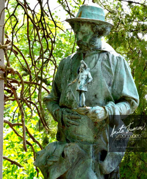 The statue at the grave site of a comedian in Père Lachaise Cemetery in Paris, France
© Anita Thomas - Urbanmoon. All Rights Reserved. grave site of a comedian in pere lachaise cemetery