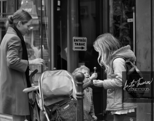 Urban photography - Paris, France
© Anita Thomas - Urbanmoon Photography. All Rights Reserved. street photography a child offers a lollipop