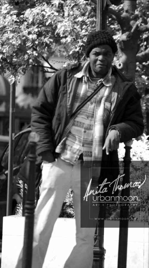 Urban photography - Paris, France
© Anita Thomas - Urbanmoon Photography. All Rights Reserved. street photography a man seriously waiting on a street in pa