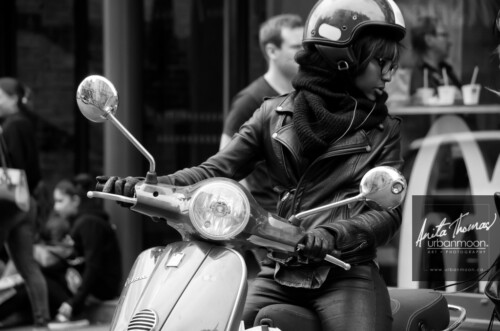 Urban photography - Paris, France
© Anita Thomas - Urbanmoon Photography. All Rights Reserved. street photography a stylish girl looks over her shoulder whil