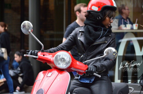 Urban photography - Paris, France
© Anita Thomas - Urbanmoon Photography. All Rights Reserved. street photography a stylish girl looks over her shoulder whil