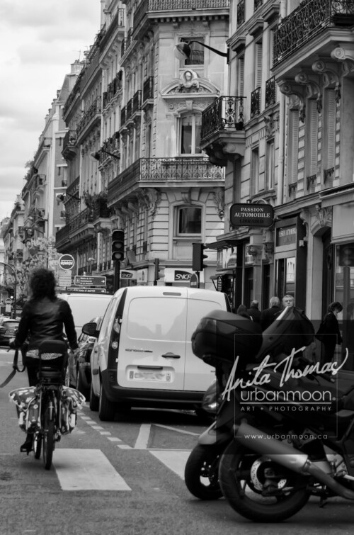 Urban photography - Paris, France
© Anita Thomas - Urbanmoon Photography. All Rights Reserved. street photography a stylish woman bicycles down the street