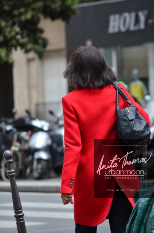 Urban photography - Paris, France
© Anita Thomas - Urbanmoon Photography. All Rights Reserved. street photography a well dressed woman strides through a pari