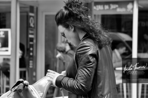 Urban photography - Paris, France
© Anita Thomas - Urbanmoon Photography. All Rights Reserved. street photography a woman pauses on her rental bicycle