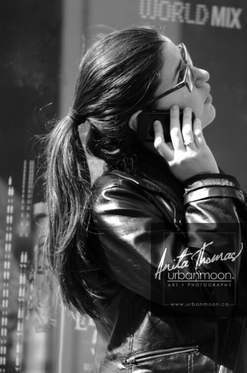 Urban photography - Paris, France
© Anita Thomas - Urbanmoon Photography. All Rights Reserved. street photography a young woman glances skyward as she talks