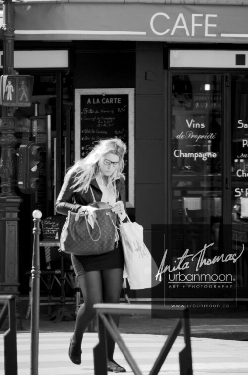 Urban photography - Paris, France
© Anita Thomas - Urbanmoon Photography. All Rights Reserved. street photography a young woman searches in her bag as she wa