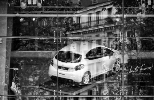 Urban photography - Paris, France
© Anita Thomas - Urbanmoon Photography. All Rights Reserved. street photography car in dealership window