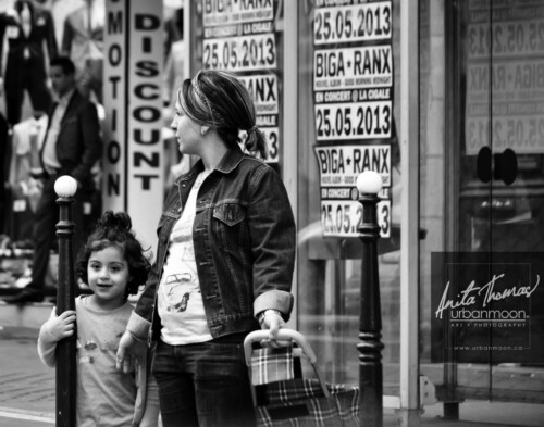 Urban photography - Paris, France
© Anita Thomas - Urbanmoon Photography. All Rights Reserved. street photography child and woman