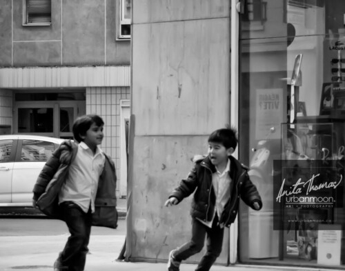 Urban photography - Paris, France
© Anita Thomas - Urbanmoon Photography. All Rights Reserved. street photography children run