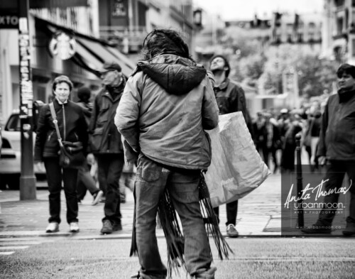 Urban photography - Paris, France
© Anita Thomas - Urbanmoon Photography. All Rights Reserved. street photography crossing the street