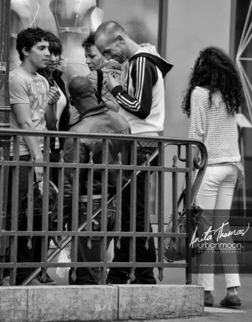 Urban photography - Paris, France
© Anita Thomas - Urbanmoon Photography. All Rights Reserved. street photography friends laughing