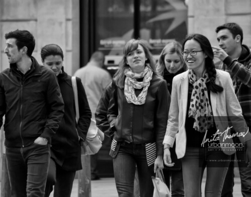 Urban photography - Paris, France
© Anita Thomas - Urbanmoon Photography. All Rights Reserved. street photography friends walking