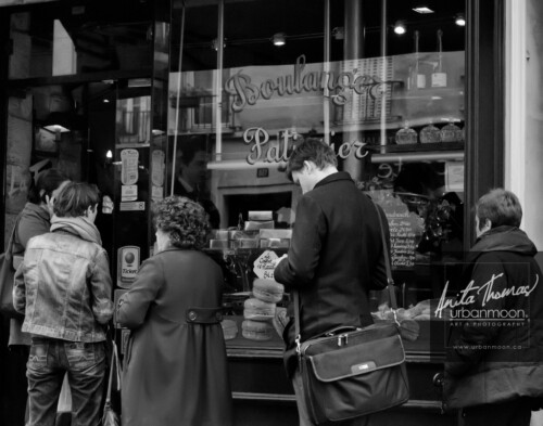 Urban photography - Paris, France
© Anita Thomas - Urbanmoon Photography. All Rights Reserved. street photography lineup outside a boulangerie