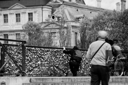 Urban photography - Paris, France
© Anita Thomas - Urbanmoon Photography. All Rights Reserved. street photography locks on the bridge