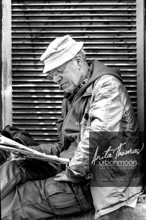 Urban photography - Paris, France
© Anita Thomas - Urbanmoon Photography. All Rights Reserved. street photography man reading
