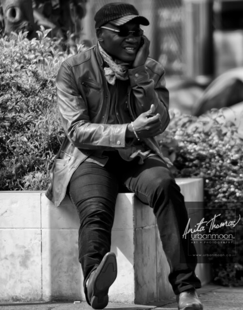 Urban photography - Paris, France
© Anita Thomas - Urbanmoon Photography. All Rights Reserved. street photography man smiles on cellphone