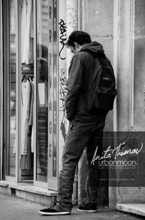 Urban photography - Paris, France
© Anita Thomas - Urbanmoon Photography. All Rights Reserved. street photography man stopped and looking down