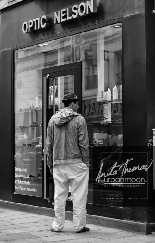 Urban photography - Paris, France
© Anita Thomas - Urbanmoon Photography. All Rights Reserved. street photography man stops to look in shop window