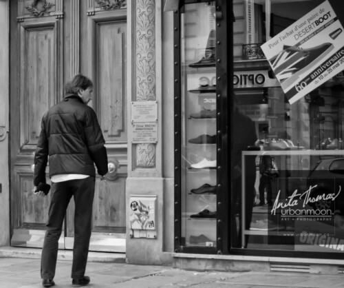 Urban photography - Paris, France
© Anita Thomas - Urbanmoon Photography. All Rights Reserved. street photography man stops to look in shop window