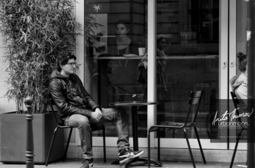 Urban photography - Paris, France
© Anita Thomas - Urbanmoon Photography. All Rights Reserved. street photography man waiting alone at a cafe