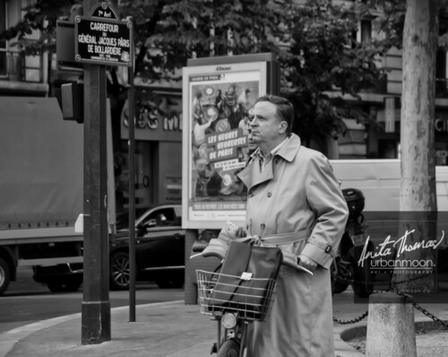 Urban photography - Paris, France
© Anita Thomas - Urbanmoon Photography. All Rights Reserved. street photography man with bicycle crossing street