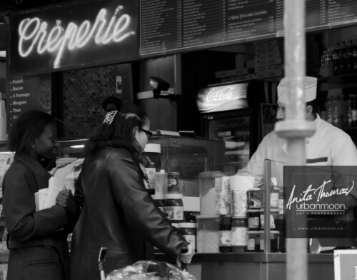 Urban photography - Paris, France
© Anita Thomas - Urbanmoon Photography. All Rights Reserved. street photography people lined up for lunch