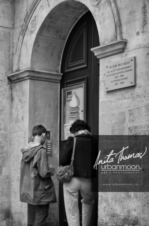 Urban photography - Paris, France
© Anita Thomas - Urbanmoon Photography. All Rights Reserved. street photography people wait to go into an apartment