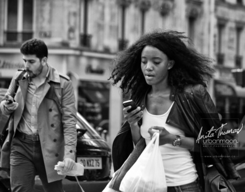 Urban photography - Paris, France
© Anita Thomas - Urbanmoon Photography. All Rights Reserved. street photography people walking and on their cellphones