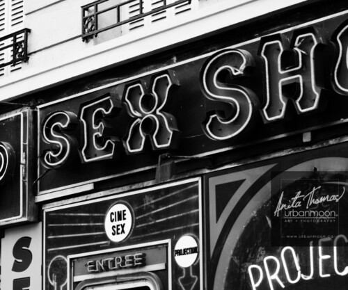 Urban photography - Paris, France
© Anita Thomas - Urbanmoon Photography. All Rights Reserved. street photography sex shop