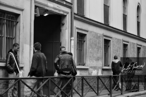 Urban photography - Paris, France
© Anita Thomas - Urbanmoon Photography. All Rights Reserved. street photography students wait outside school