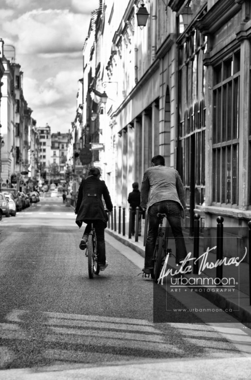 Urban photography - Paris, France
© Anita Thomas - Urbanmoon Photography. All Rights Reserved. street photography two people on bicycles