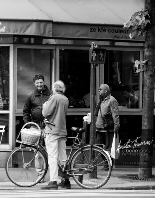 Urban photography - Paris, France
© Anita Thomas - Urbanmoon Photography. All Rights Reserved. street photography two people stop to chat