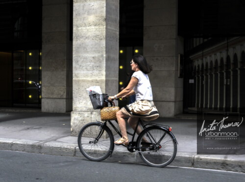 Urban photography - Paris, France
© Anita Thomas - Urbanmoon Photography. All Rights Reserved. street photography woman on a bicycle
