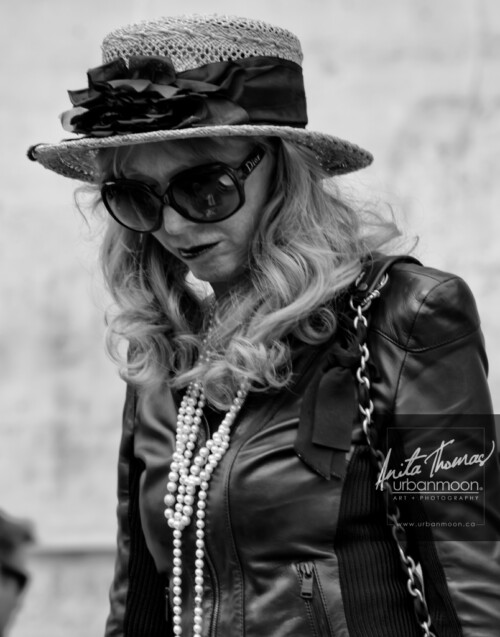 Urban photography - Paris, France
© Anita Thomas - Urbanmoon Photography. All Rights Reserved. street photography woman waiting at the station