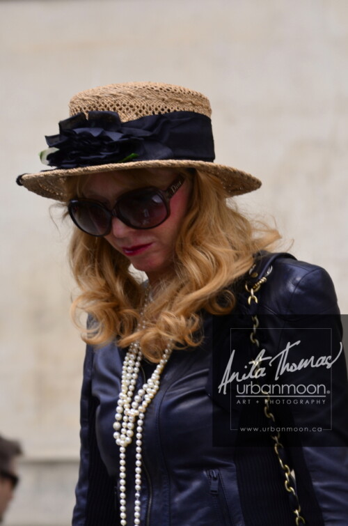 Urban photography - Paris, France
© Anita Thomas - Urbanmoon Photography. All Rights Reserved. street photography woman waiting at the station