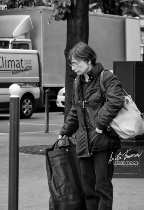 Urban photography - Paris, France
© Anita Thomas - Urbanmoon Photography. All Rights Reserved. street photography woman waits to cross the street